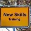 Gelbes Schild: New Skills Training. Online Kurse, Seminare & Coaching für neue Fähigkeiten.