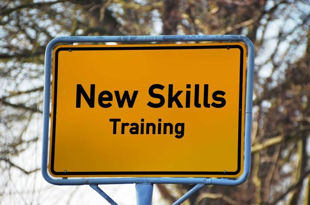 Gelbes Schild: New Skills Training. Online Kurse, Seminare & Coaching für neue Fähigkeiten.