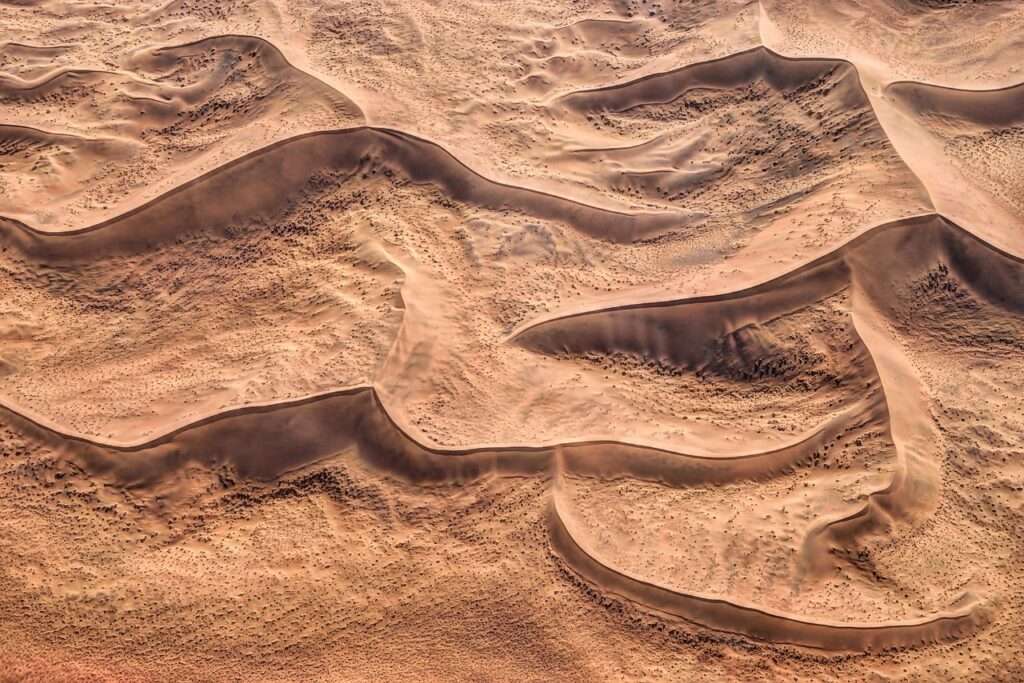 Wüstenlandschaft: Inspiration für Die Weisheit des ungesicherten Lebens von Alan Watts. Sanddünen und endlose Weite.