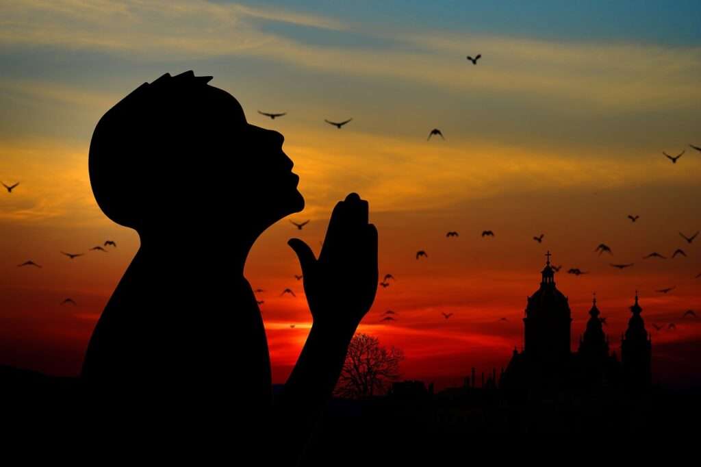 Silhouette eines betenden Kindes vor Sonnenuntergang. Gregg Braden Buchtipp: Verlorene Geheimnisse des Betens.