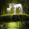 Krafttier Einhorn mit Fohlen auf moosbewachsener Brücke im Wald. Magisches Fantasy Wesen, sanft und rein.