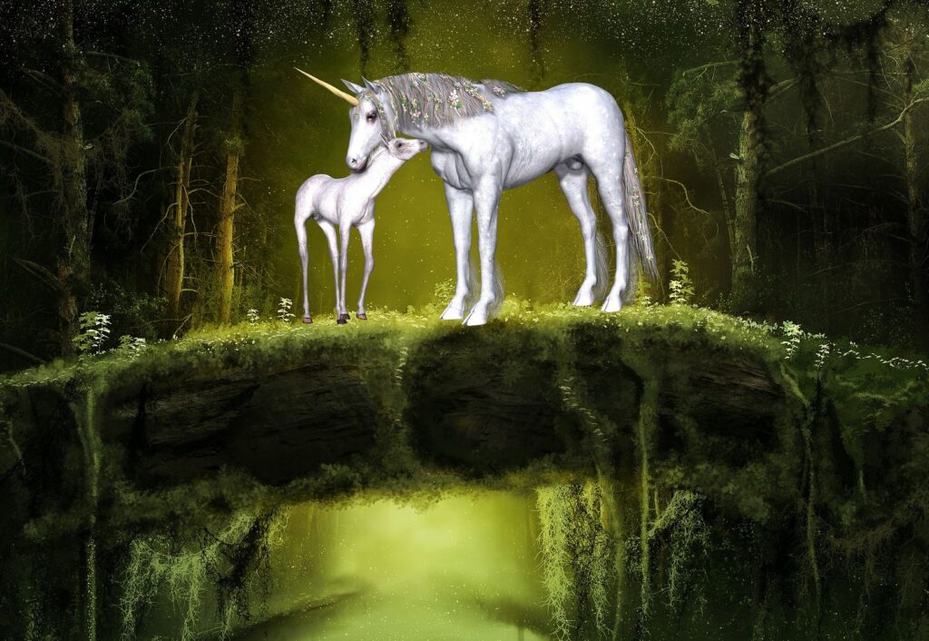 Krafttier Einhorn mit Fohlen auf moosbewachsener Brücke im Wald. Magisches Fantasy Wesen, sanft und rein.