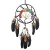 Traumfänger Lebensbaum: Bunter Chakra Edelstein-Baum mit Federn. Dekorativer Traumfänger mit Edelsteinen und Federn in Schwarz-Braun.