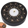 Schwarzer, runder Astrologie Teelicht-Kerzenhalter aus Holz mit Tierkreiszeichen und brennender Kerze. Esoterik Kerzenständer Deko.