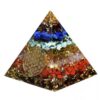 Bunte Orgon Pyramide mit 7 Chakra Steinen und Blume des Lebens. Orgonit Pyramide für Harmonie und Energie.